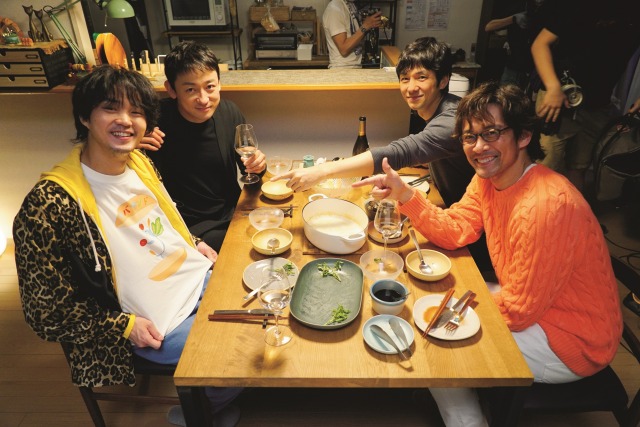シロさん&ケンジ、小日向&ジルベールの食事会オフショット=劇場版『きのう何食べた?』(公開中)(C)2021劇場版「きのう何食べた?」製作委員会(C)よしながふみ/講談社