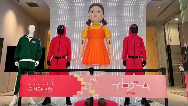 KDDIのコンセプトショップ「GINZA 456 Created by KDDI」に展示されている「ヨンヒ人形」や『イカゲーム』の衣装