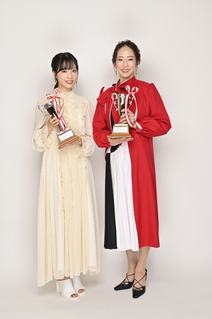 『ネイルクイーン2021』を受賞した(左から)小栗有以、野口啓代
