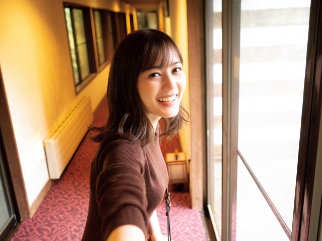 生田絵梨花の彼女感あふれる“てつなぎ”ショット 撮影/細居幸次郎 『生田絵梨花 乃木坂46卒業記念メモリアルブック』より