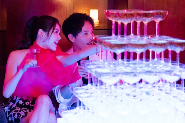 映画『ずっと独身でいるつもり?』(公開中)美穂(松村沙友理)のギャラ飲みシーン(C)2021日活