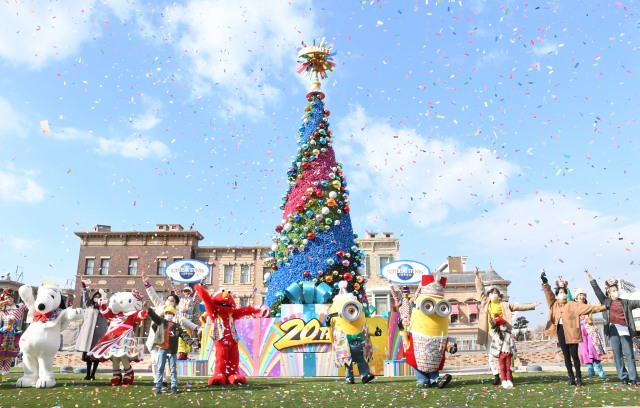 USJで20周年限定“虹色”仕様のクリスマスツリーが登場 (C)ORICON NewS inc.