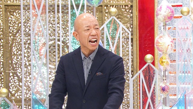 『小峠&人気芸人がグダグダトーク!』MCの小峠英二(C)フジテレビ
