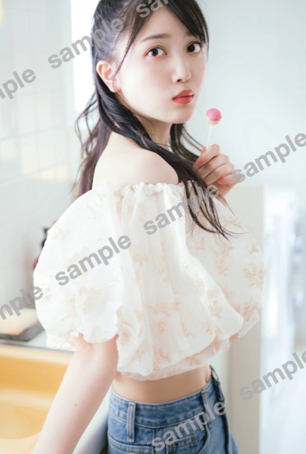『WHITE graph 008』で表紙を飾る乃木坂46・久保史緒里の特典ポストカード 撮影 藤原宏 (Pygmy Company)