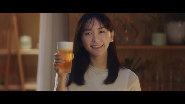 アサヒビールの新CMとウェブ企画に出演する新垣結衣