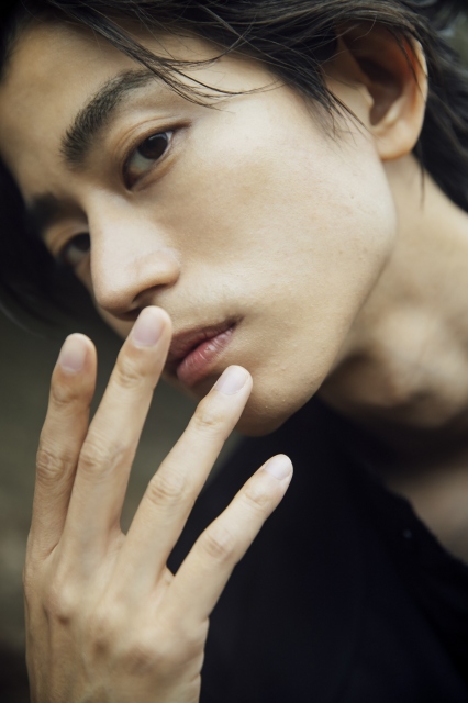 『高橋健介 1st写真集 モライモノ』(撮影:横山マサト)2022年1月21日発売決定(C)KADOKAWA