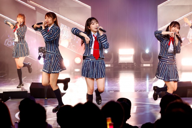 劇場デビュー10周年を迎えたHKT48(写真中央は矢吹奈子、右は田中美久)