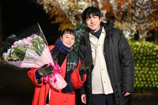 『婚姻届に判を捺しただけですが』をクランクアップした(左から)清野菜名、坂口健太郎 (C)TBS