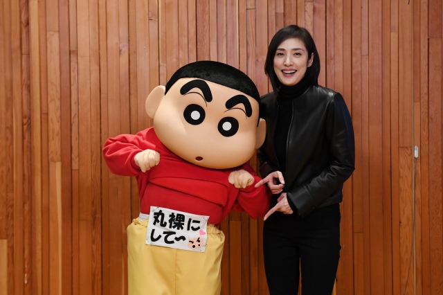 しんちゃんと笑顔で2ショットの天海祐希(C)臼井儀人/双葉社・シンエイ・テレビ朝日・ADK