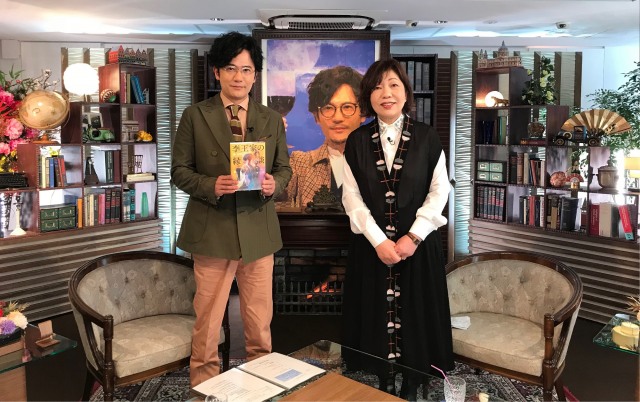 1月1日放送のABEMA『7.2 新しい別の窓#46』に出演する(左から)稲垣吾郎、林真理子(C)Abema TV Inc.