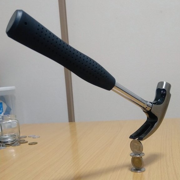 コインとかなづちを使ったバランスタワー(C)たぬ