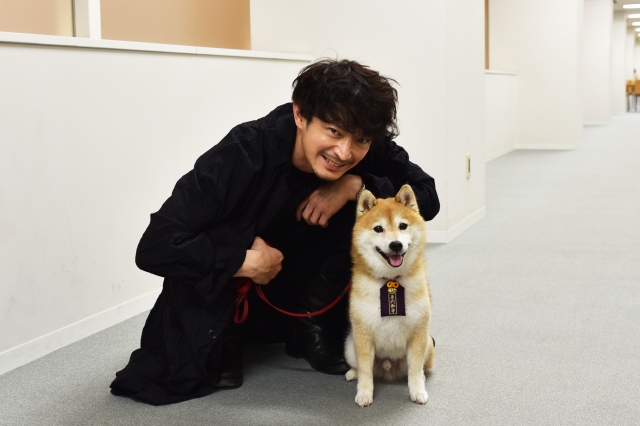 “水10”ドラマ『ナンバMG5』で柴犬・松の声を津田健次郎が担当(C)フジテレビ