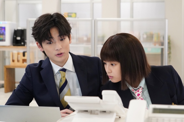 『悪女(わる)~働くのがカッコ悪いなんて誰が言った?~』第6話に出演する高橋文哉、今田美桜 (C)日本テレビ