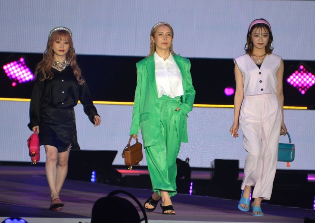 『Rakuten GirlsAward 2022 SPRING/SUMMER』に登場したヘラヘラ三銃士(左から)まりな、ありしゃん、さおりん (C)ORICON NewS inc.