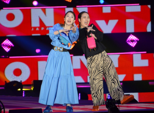 『Rakuten GirlsAward 2022 SPRING/SUMMER』に登場した平成フラミンゴ(左から)にこ、りほ (C)ORICON NewS inc.