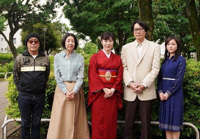 映画『あちらにいる鬼』(11月公開予定)(左から)廣木隆一監督、原作者の井上荒野、寺島しのぶ、豊川悦司、広末涼子