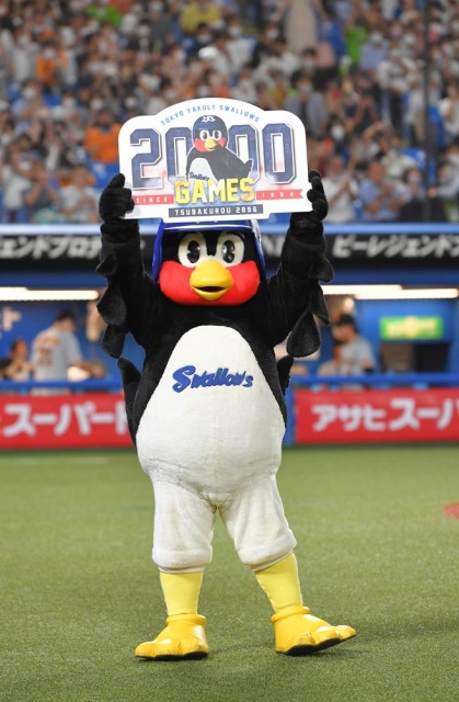 つば九郎、史上“1羽目”の主催2000試合出場達成(球団提供)