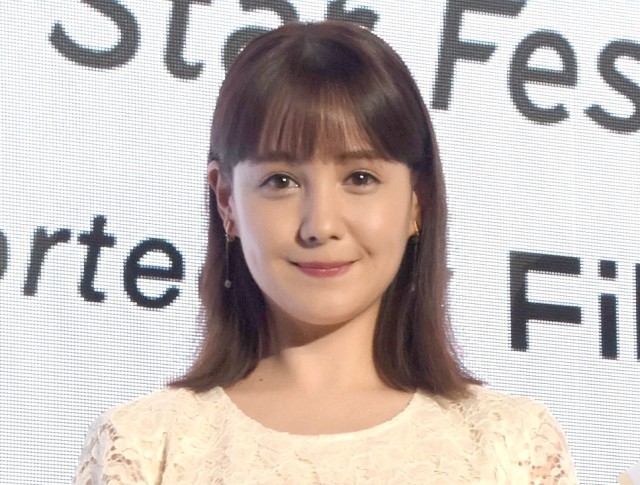 トリンドル玲奈 妖艶な表情で胸元チラリ 色気溢れるトリちゃんも素敵 うっとり Oricon News 沖縄タイムス プラス