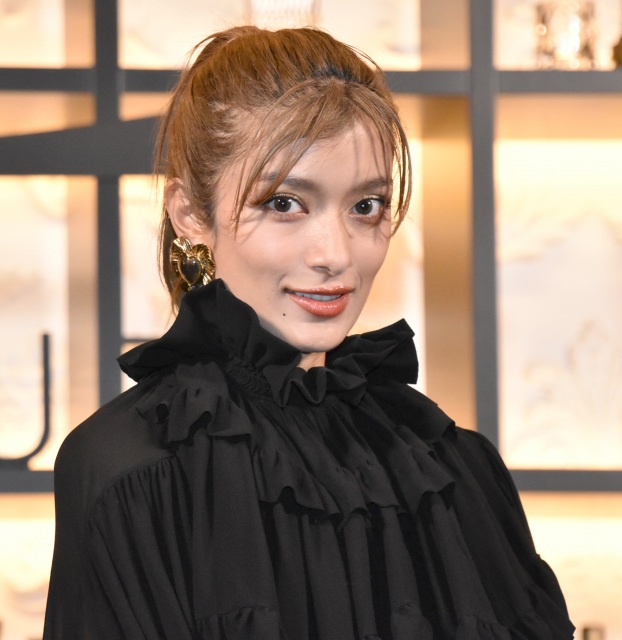 ローラ 引き締まった美ボディ写真9点公開 運動のモチベーションupで助言 Oricon News 沖縄タイムス プラス