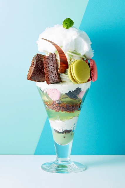 約25cmのわたあめの存在感!ココスで22日より展開の『チョコミン党総裁パフェ』(税込1199円) 約25cmのわたあめの存在感!ココスで22日より展開の『チョコミン党総裁パフェ』(税込1199円)の画像
