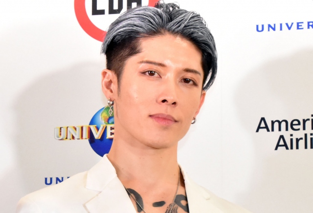 Miyavi 衝撃 口ヒゲ 姿 髭どしたー かっこいい 幼少期ショットも披露 息子さんそっくり Oricon News 沖縄タイムス プラス