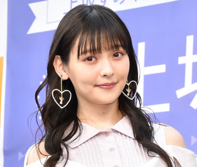 上坂すみれ どのコーディネートがお好きかな 肩チラ見せショットなどにファン 最高です Oricon News 沖縄タイムス プラス