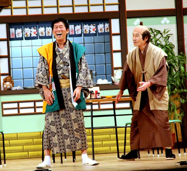 さんま 新喜劇に登場で土下座 間寛平50周年公演で10分の予定が30分出演 オリコンニュース 岩手日報 Iwate Nippo