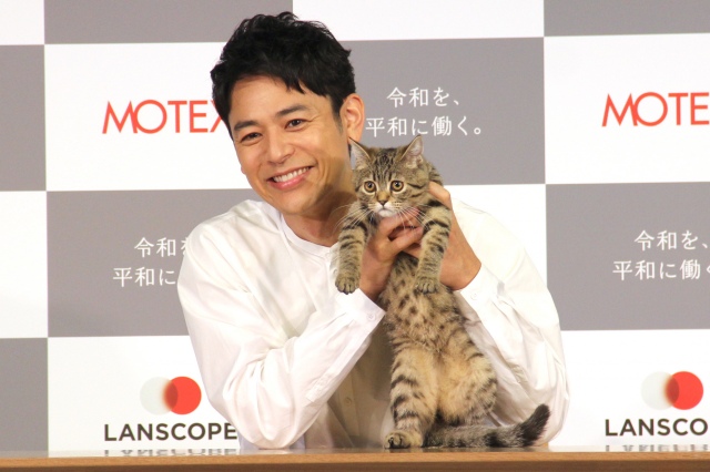 妻夫木聡 子猫からの猫パンチに赤面 猫じゃらしに無反応でタジタジ あれ Oricon News 沖縄タイムス プラス