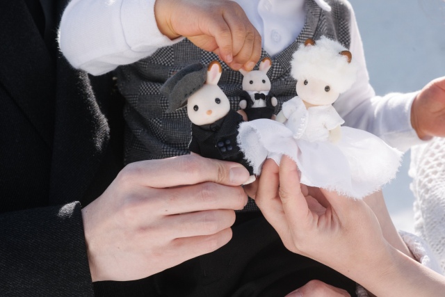 シルバニアに お揃いの婚礼衣装 を制作 結婚から4年 雪の妖精のよう 家族ウェディングフォトが実現 オリコンニュース 岩手日報 Iwate Nippo シルバニアに お揃いの婚礼衣装 を制作 結婚から4年 雪の妖精のよう 家族ウェディングフォトが実現 オリコンニュース 岩手日報 Iwate Nippo