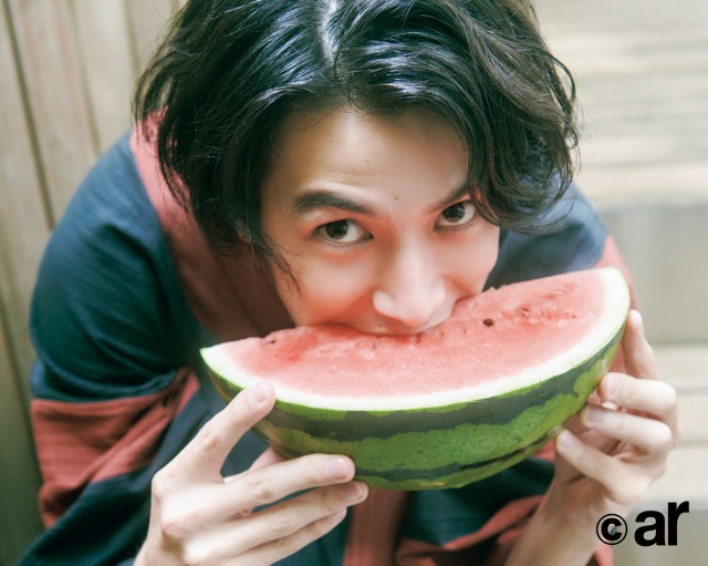 渡邊圭祐、浴衣姿でスイカをガブリ　抜群のスタイルで大人っぽく着こなし