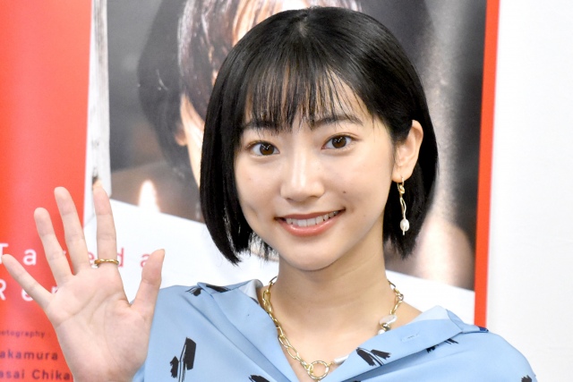 武田玲奈 胸元あらわな水着姿 そんな目で見つめられたら 美しい 写真 秋田魁新報電子版