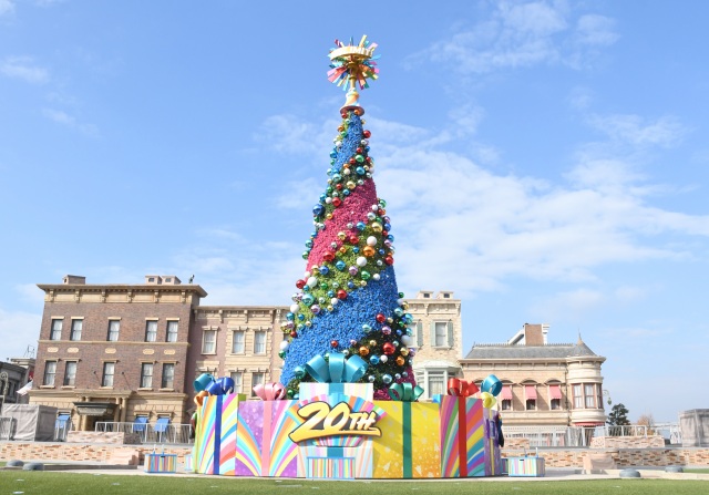 USJ、2年ぶりクリスマスツリー披露 20周年限定u201c虹色u201d仕様  ORICON 