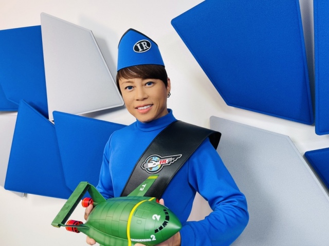 西川貴教が「サンダーバード」の青い衣装で、日本語劇場版『サンダーバード５５／ＧＯＧＯ』コメントCMに登場の画像