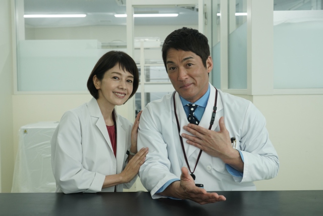 1月13日放送『科捜研の女』第9話・2時間スペシャルに出演する（左から）沢口靖子、長嶋一茂 （C）テレビ朝日