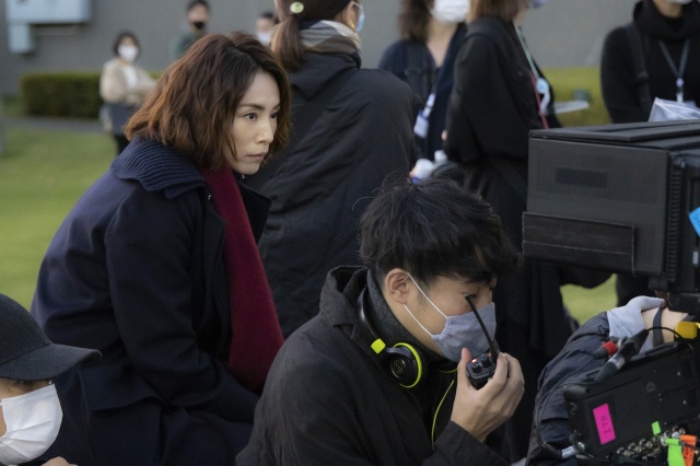 Netflixシリーズ『新聞記者』より藤井道人監督とともにモニターを見つめる米倉涼子（メイキング写真）