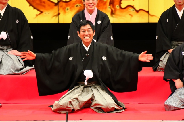 明石家さんま 40年ぶり正月興行で 初笑い 紋付袴姿でものまね披露 レトロ喜劇でファンと一つに Oricon News 沖縄タイムス プラス 明石家さんま 40年ぶり正月興行で 初笑い 紋付袴姿でものまね披露 レトロ喜劇でファンと一つに Oricon News 沖縄タイムス プラス