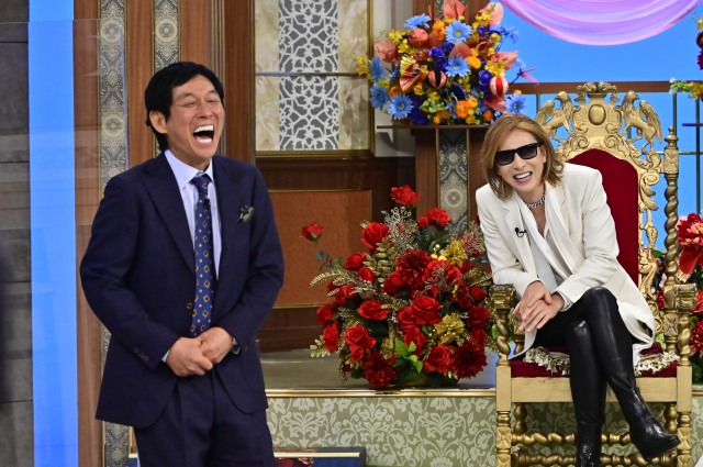 16日放送『行列のできる相談所』に出演する（左から）明石家さんま、YOSHIKI（C）日本テレビの画像