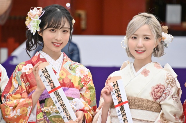 『AKB48 2022年新成人メンバー成人式』に出席した（左から）小栗有以、本田仁美（C）ORICON NewS inc.の画像
