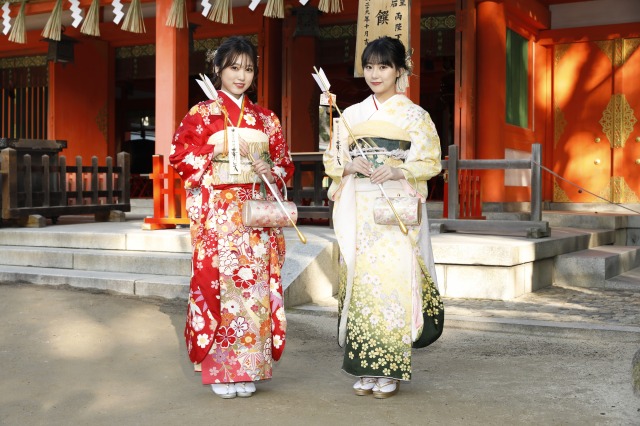 福岡・住吉神社にて成人式を迎えたHKT48の“なこみく”こと矢吹奈子（左）&田中美久（C）Mercury