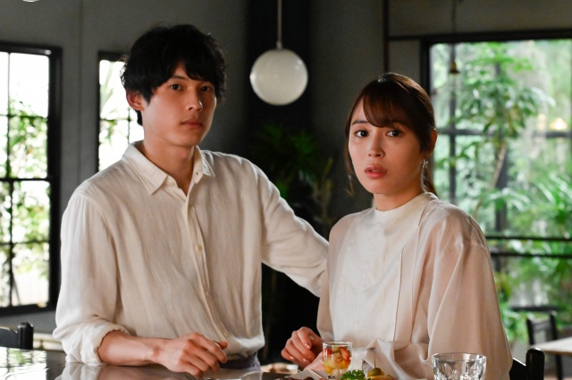 『恋なんて、本気でやってどうするの？』第2話に出演する（左から）松村北斗、広瀬アリス（C）カンテレの画像
