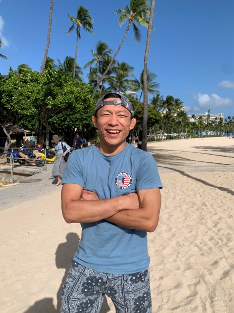 『BELLATOR 279』の翌日、ハワイのビーチで笑顔を見せた堀口恭司（提供写真）の画像