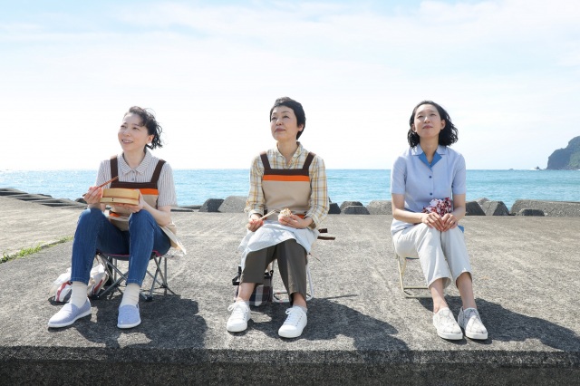 （左から）直子（平岩）、芙美（小林）、妙子（江口）＝映画『ツユクサ』（4月29日公開）（C）2022「ツユクサ」製作委員会の画像