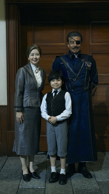 ブラッドレイ親子の微笑ましい家族写真（C）2022 荒川弘/SQUARE ENIX（C）2022 映画「鋼の錬金術師2&3」製作委員会の画像