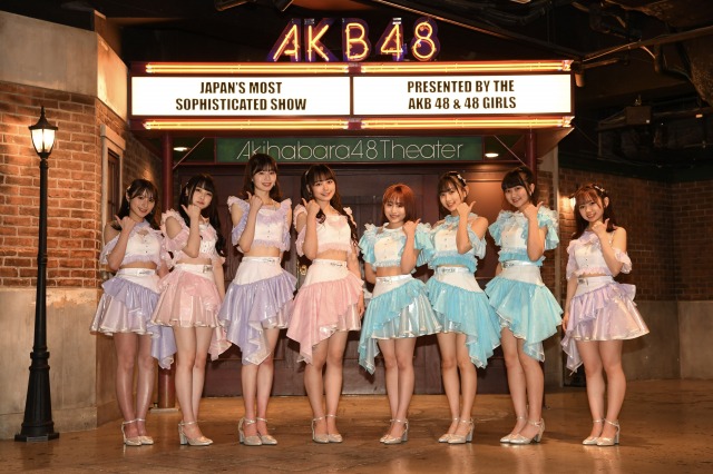 浅井七海（左から3人目）が新キャプテンを務めるチームBが『アイドルの夜明け』公演初日を迎えた（C）AKB48
