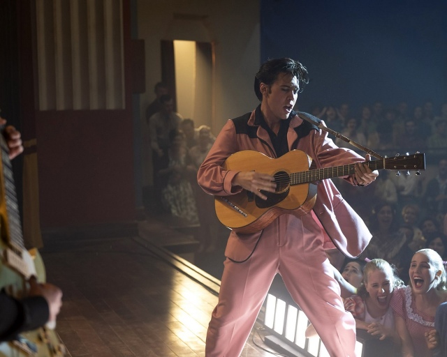 映画『エルヴィス』　AUSTIN BUTLER as Elvis in Warner Bros. Pictures’ drama “ELVIS,” a Warner Bros. Pictures release.Photo by Hugh Stewartの画像