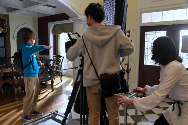 13日放送の『家政夫のミタゾノ』に出演する（左から）伊野尾慧、松岡昌宏（C）テレビ朝日の画像