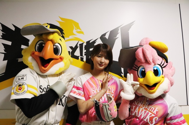 『福岡ソフトバンクホークスVS東京ヤクルトスワローズ』で始球式を行った関有美子(C)SoftBank HAWKSの画像