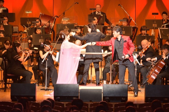 初のオーケストラコラボ公演が盛況　岩崎宏美と野口五郎がグータッチの画像