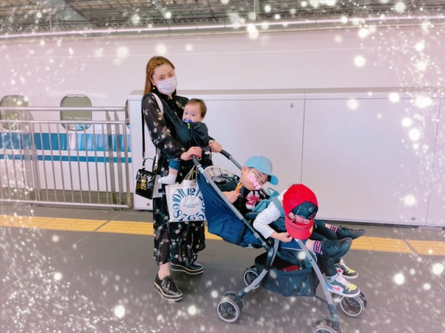 息子3人と移動する平愛梨（オフィシャルブログより）の画像