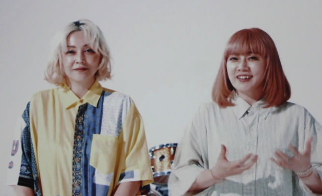 肩組んで歌ったPUFFY（左から）吉村由美、大貫亜美 （C）ORICON NewS inc.の画像